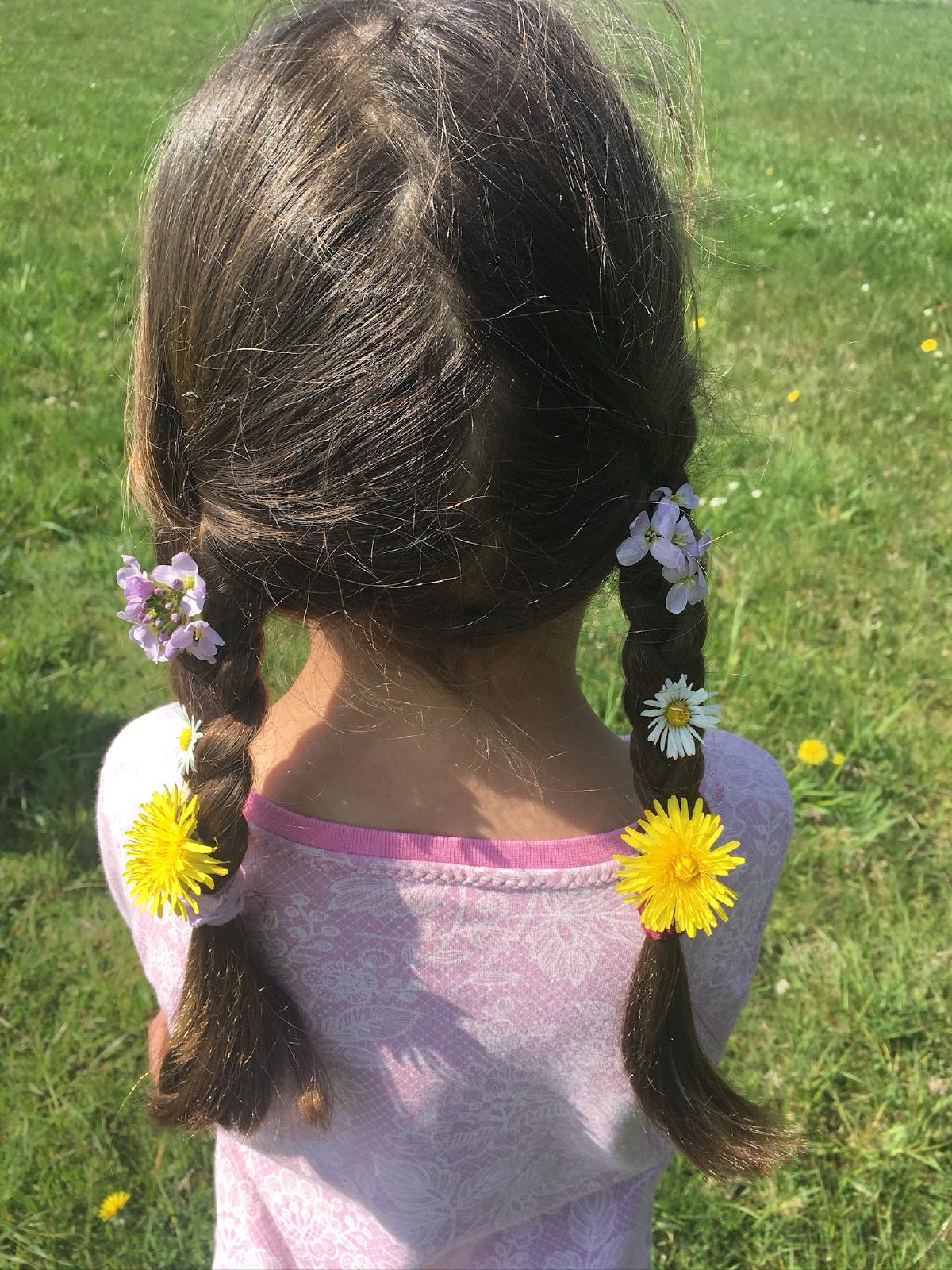 Kind mit Blumen im Haar