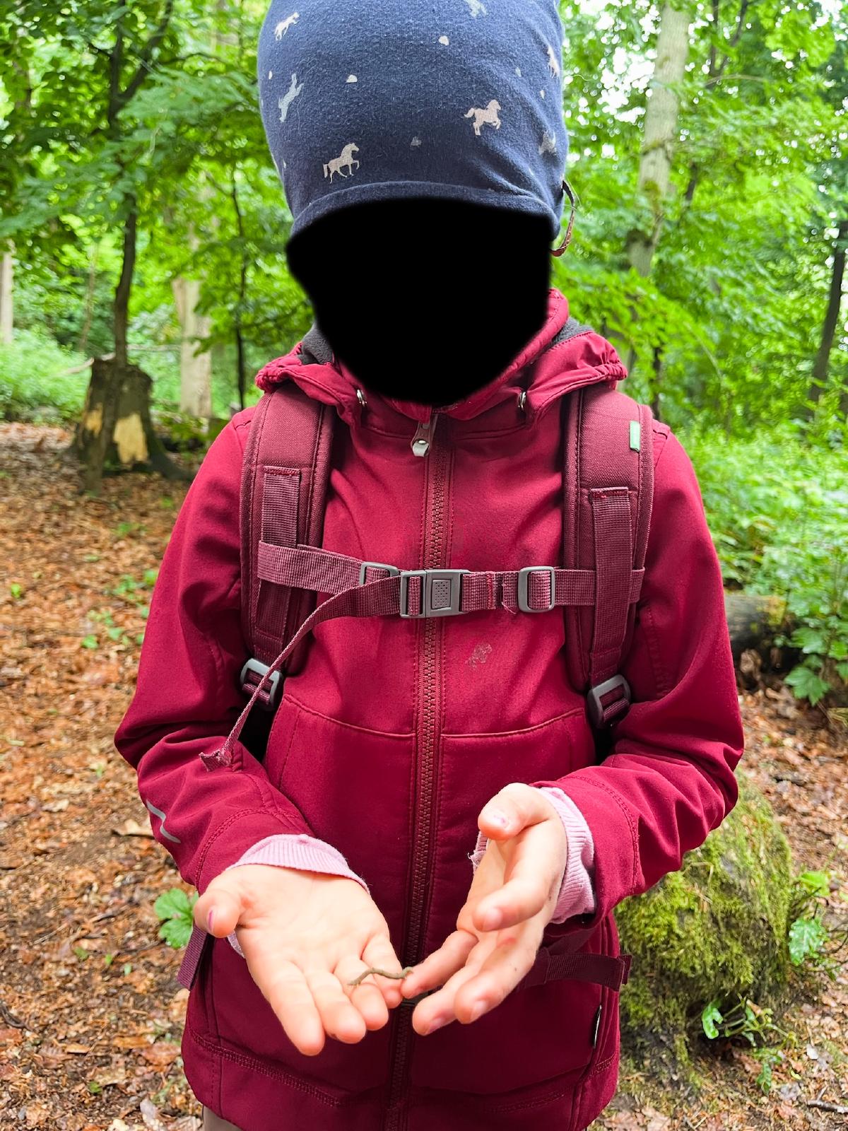 Kind entdeckt einen Wurm