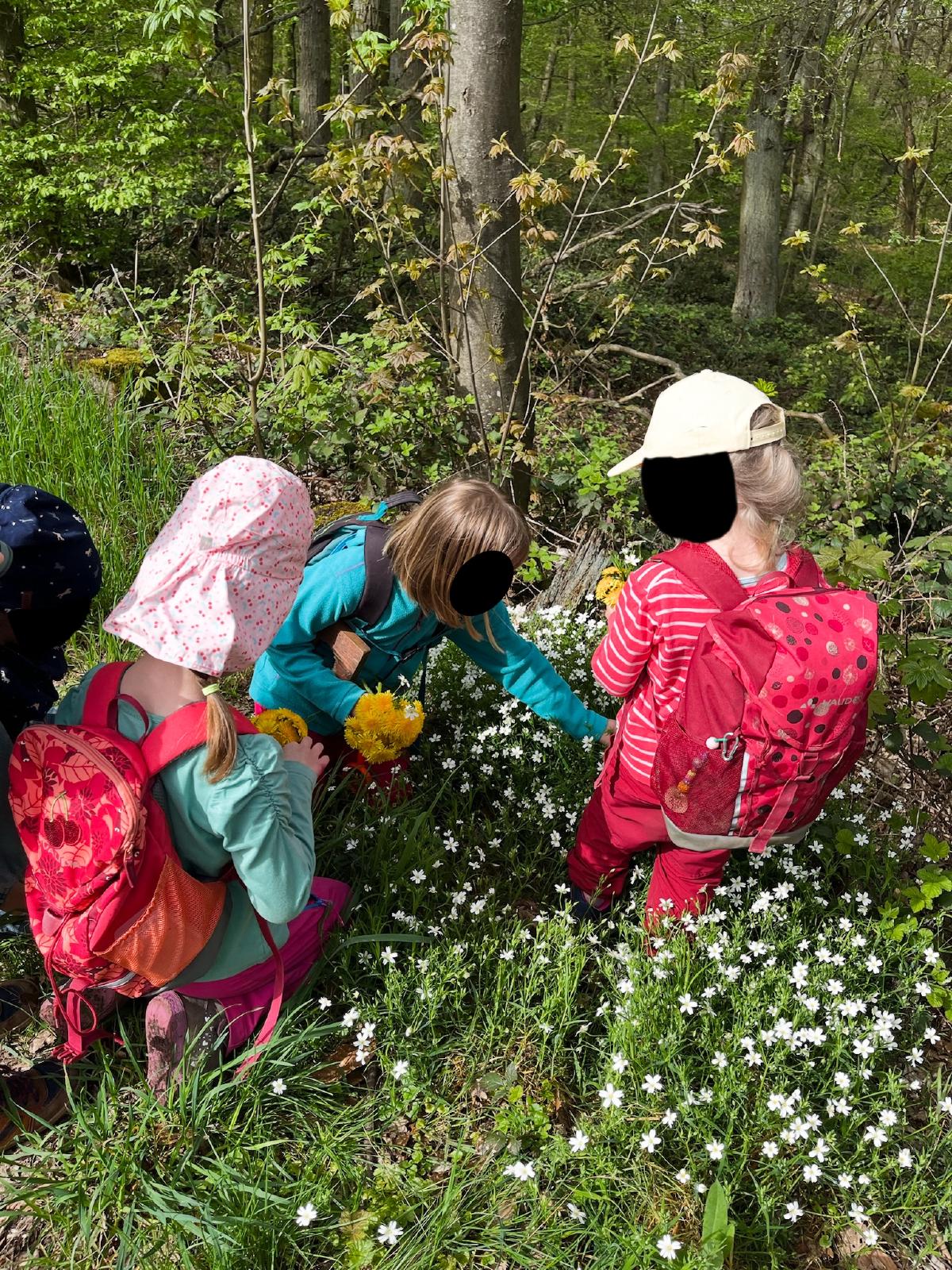 Kinder auf einer Blumenwiese