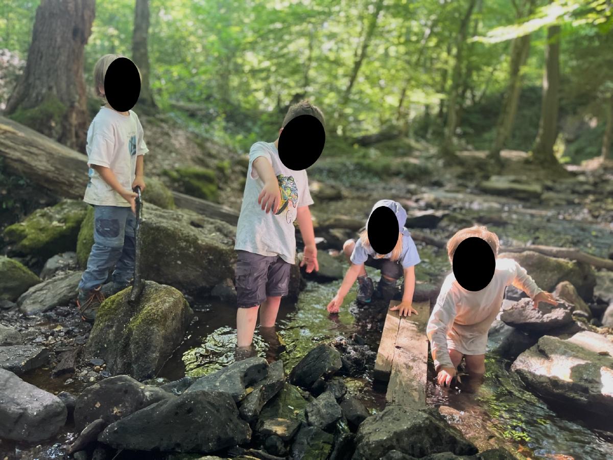 Kinder spielen am Wasser